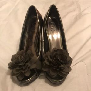 Carlos Santana Grey Heels